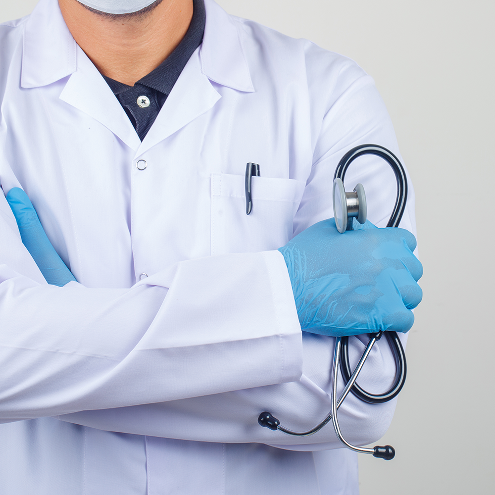 doctor-cruzando-brazos-mientras-sostiene-estetoscopio-bata-blanca